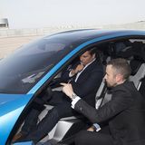 Peugeot Instinct Concept - Matthias Hossann erklärt Joaquim Oliveira das Fahrzeug