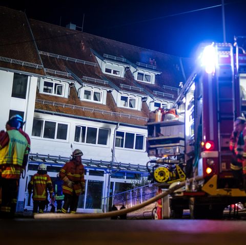Die Feuerwehr bei ihrem Einsatz in Neubulach in der Nacht. Zwei Menschen konnten die Rettungskräfte nicht mehr helfen.