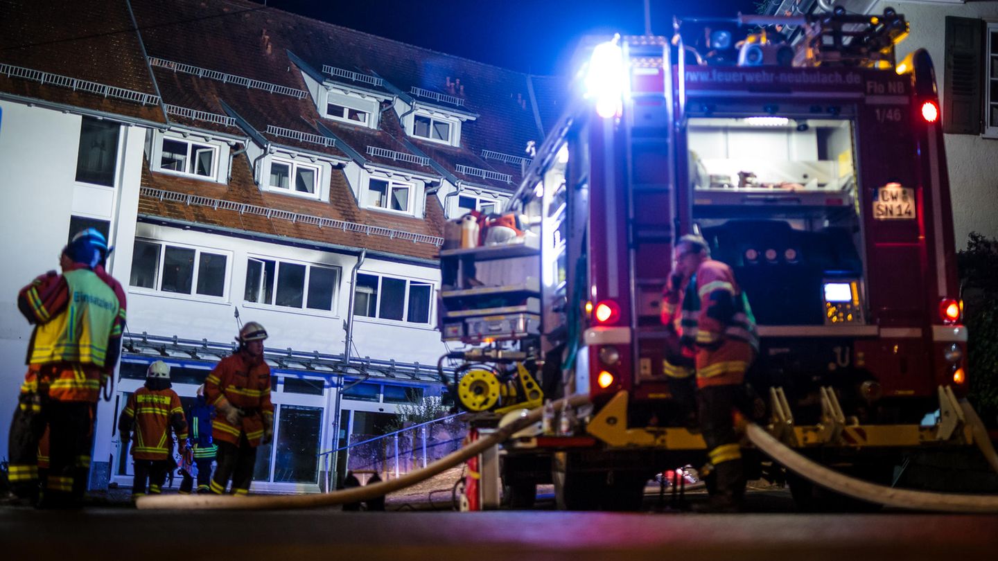 Die Feuerwehr bei ihrem Einsatz in Neubulach in der Nacht. Zwei Menschen konnten die Rettungskräfte nicht mehr helfen.