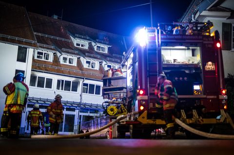Die Feuerwehr bei ihrem Einsatz in Neubulach in der Nacht. Zwei Menschen konnten die Rettungskräfte nicht mehr helfen.