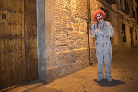 Vater jagt Tochter mit Clownsmaske - Nachbar schießt