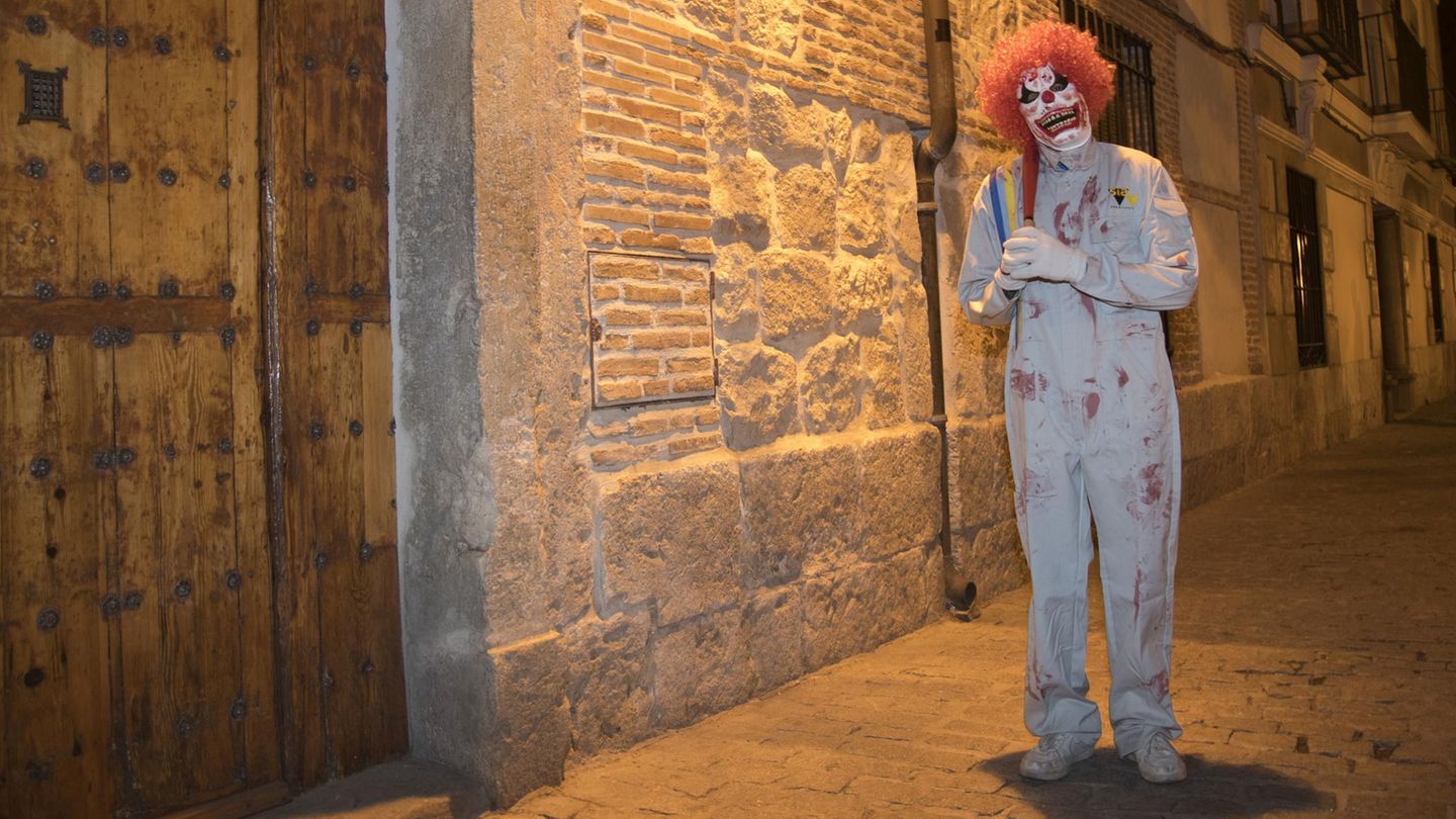 Vater jagt Tochter mit Clownsmaske - Nachbar schießt