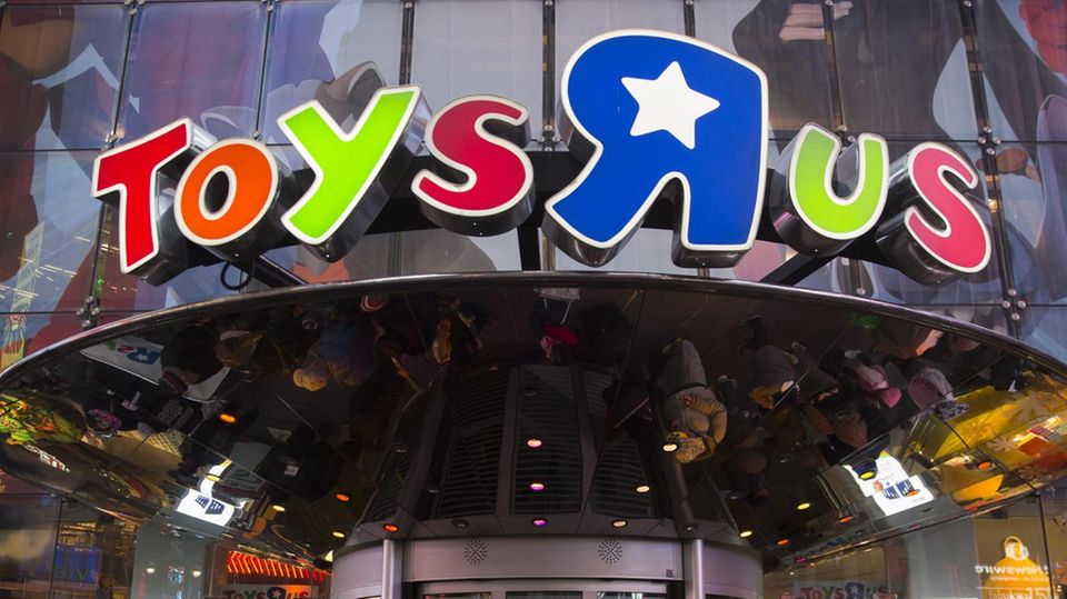 Der Eingang einer Toys R Us-Filiale am Times Square in New York, USA