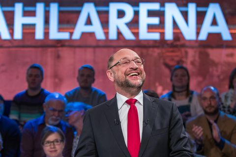 Unter der Leuchtschrift "Wahlarena" steht Martin Schulz und lacht. Er trägt eine rote Krawatte zum dunkelgrauen Anzug