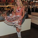 Giulia Siegel feiert beim Bild-Wiesn-Stammtisch im Marstall Festzelt