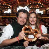 Die Schauspielerin Alexandra Kamp und ihr Lebensgefährte Michael Von Hassel feiern beim Bild-Wiesn-Stammtisch