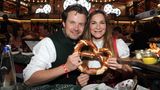 Die Schauspielerin Alexandra Kamp und ihr Lebensgefährte Michael Von Hassel feiern beim Bild-Wiesn-Stammtisch