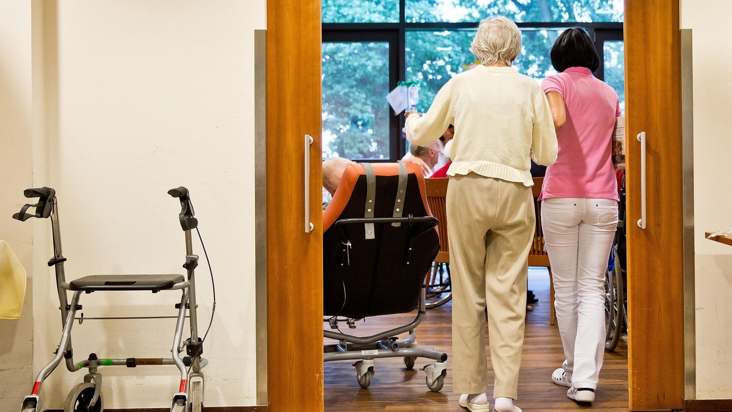 Pflegenotstand in Deutschland: Eine Pflegerin geleitet eine ältere Frau in ihr Zimmer