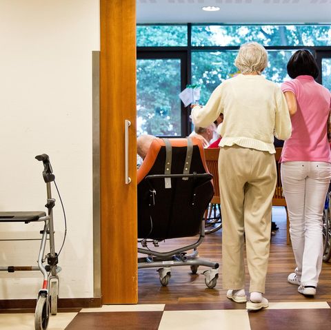 Pflegenotstand in Deutschland: Eine Pflegerin geleitet eine ältere Frau in ihr Zimmer