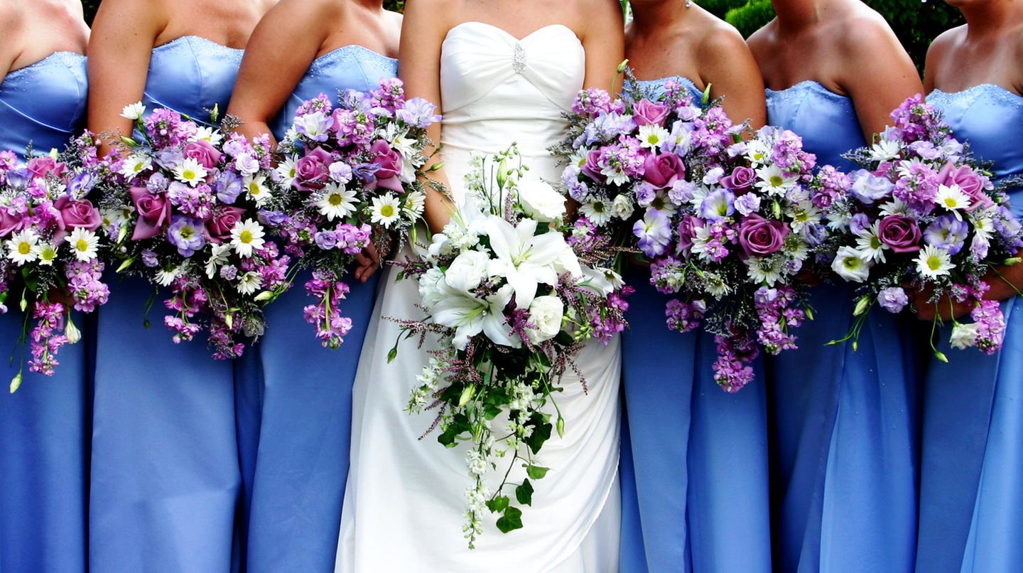 Eine Braut auf ihrer Hochzeit mit ihren Brautjungfern