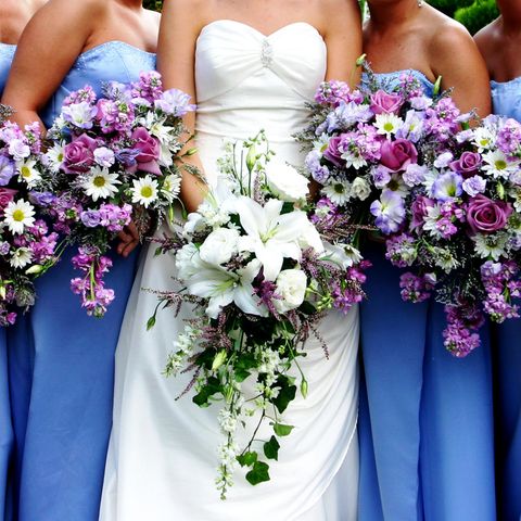 Eine Braut auf ihrer Hochzeit mit ihren Brautjungfern