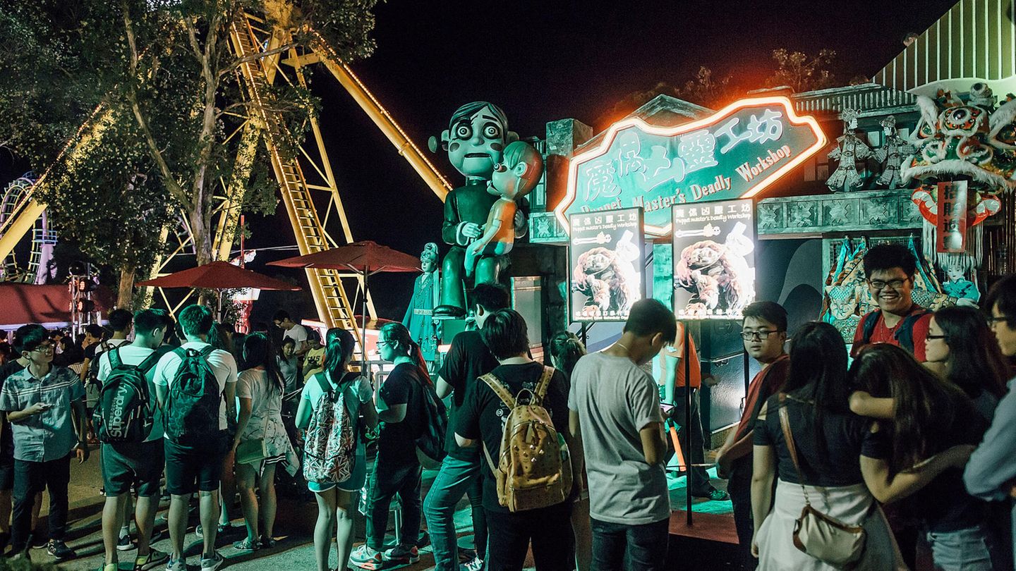 Eine Warteschlange vor einer Attraktion auf dem Halloween Festival in Ocean Park Hong Kong
