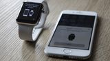 Neues LTE-Modell: Zum Einrichten hält man zunächst das iPhone in die Nähe der Uhr.