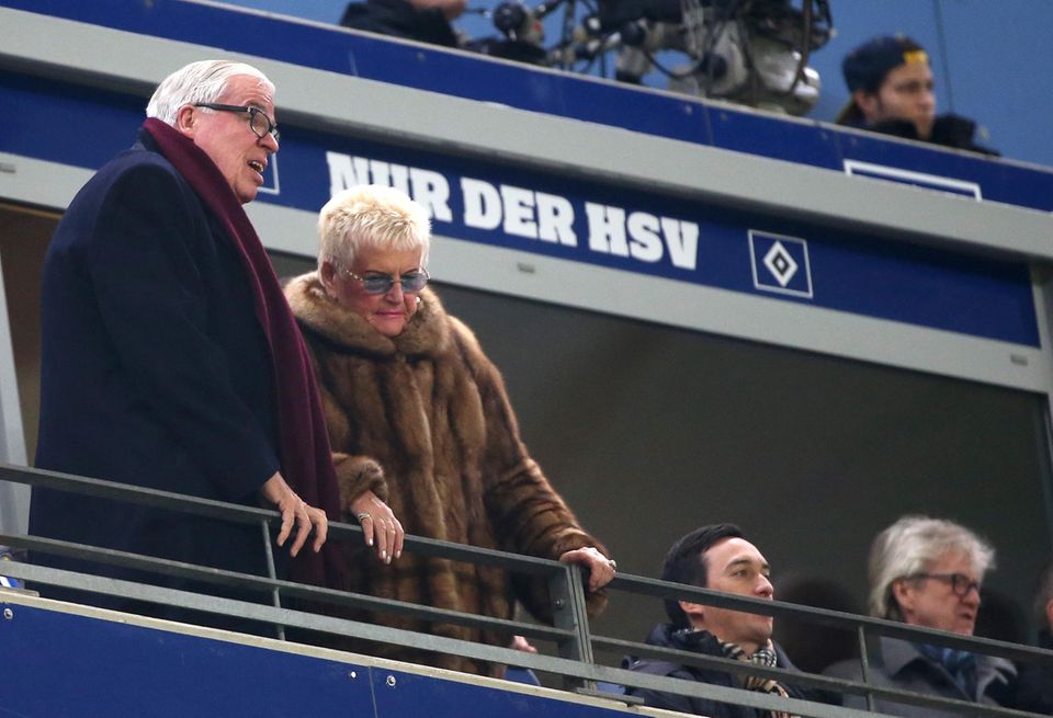 Krise in Hamburg: HSV-Fan Klaus-Michael Kühne hat, wie so oft, eine eigene Meinung zu dem Geschehen im Volkspark "Nur der HSV" gilt für Klaus-Michael Kühne weiterhin. Seinen Lieblingsclub finanziell unterstützen will der Unternehmer (hier mit seiner Frau Christine im Stadion) vorerst aber nicht mehr.