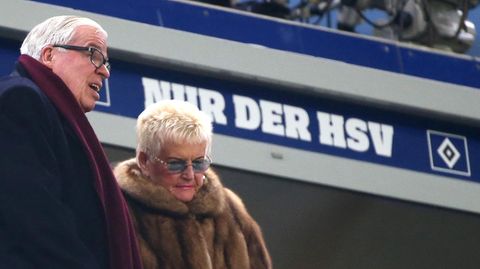 "Nur der HSV" gilt für Klaus-Michael Kühne weiterhin. Seinen Lieblingsclub finanziell unterstützen will der Unternehmer (hier mit seiner Frau Christine im Stadion) vorerst aber nicht mehr.