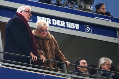 "Nur der HSV" gilt für Klaus-Michael Kühne weiterhin. Seinen Lieblingsclub finanziell unterstützen will der Unternehmer (hier mit seiner Frau Christine im Stadion) vorerst aber nicht mehr.