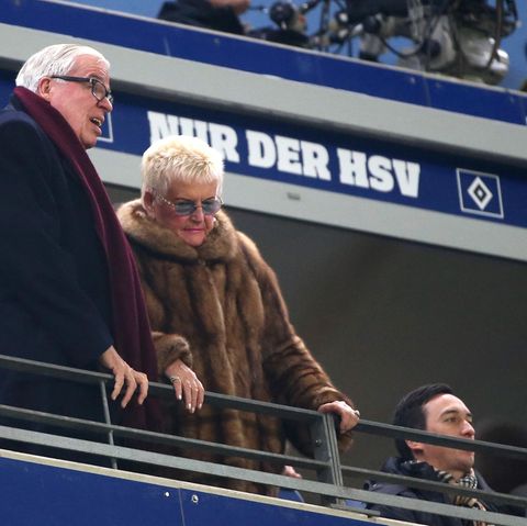 "Nur der HSV" gilt für Klaus-Michael Kühne weiterhin. Seinen Lieblingsclub finanziell unterstützen will der Unternehmer (hier mit seiner Frau Christine im Stadion) vorerst aber nicht mehr.