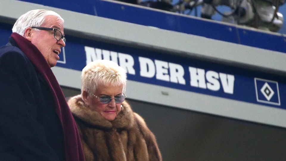 "Nur der HSV" gilt für Klaus-Michael Kühne weiterhin. Seinen Lieblingsclub finanziell unterstützen will der Unternehmer (hier mit seiner Frau Christine im Stadion) vorerst aber nicht mehr.