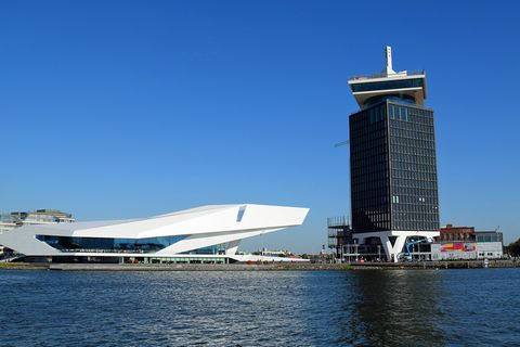 Skyline gegenüber vom Hauptbahnhof und das Wahrzeichen des Wandels: das Eye Filmmuseum und A'dam-Turm am Ij.