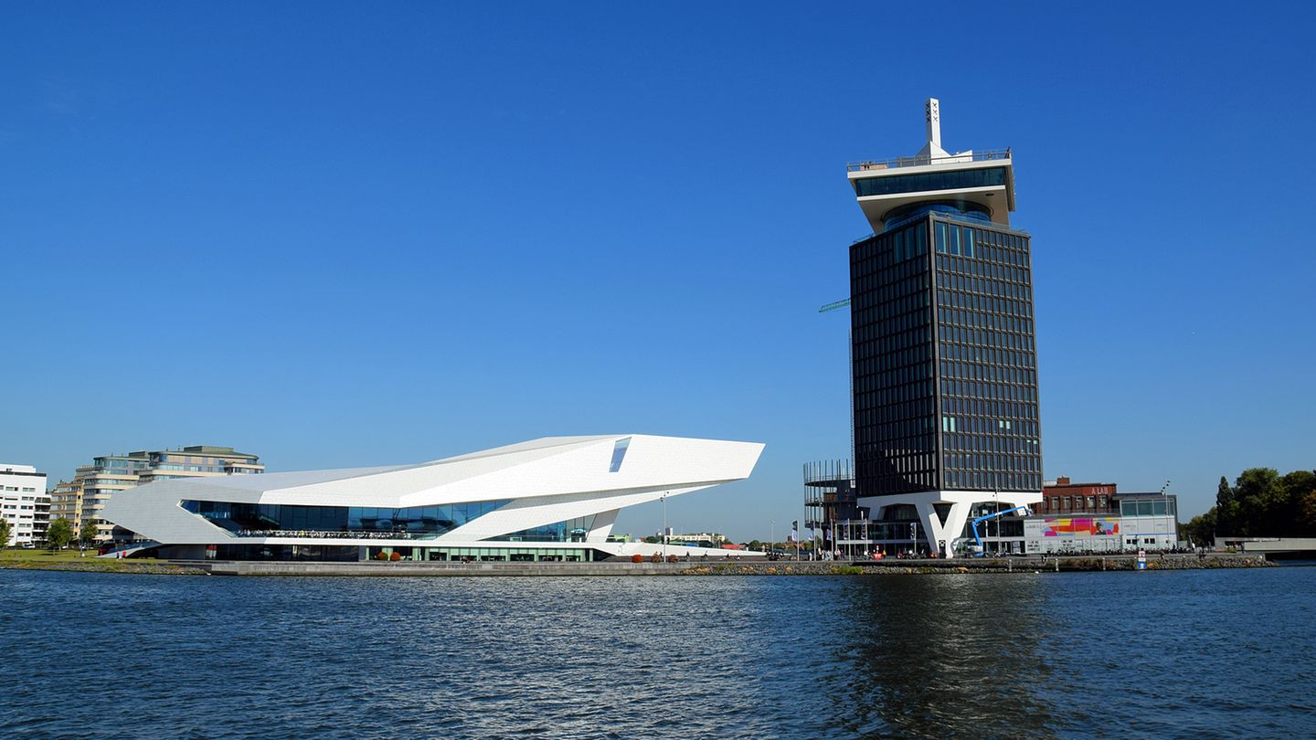 Skyline gegenüber vom Hauptbahnhof und das Wahrzeichen des Wandels: das Eye Filmmuseum und A'dam-Turm am Ij.