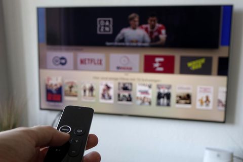 Die Siri-Remote hat nun einen weißen Ring. Im Hintergrund zu sehen der App Store des Apple TV 4K.