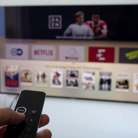 Die Siri-Remote hat nun einen weißen Ring. Im Hintergrund zu sehen der App Store des Apple TV 4K.