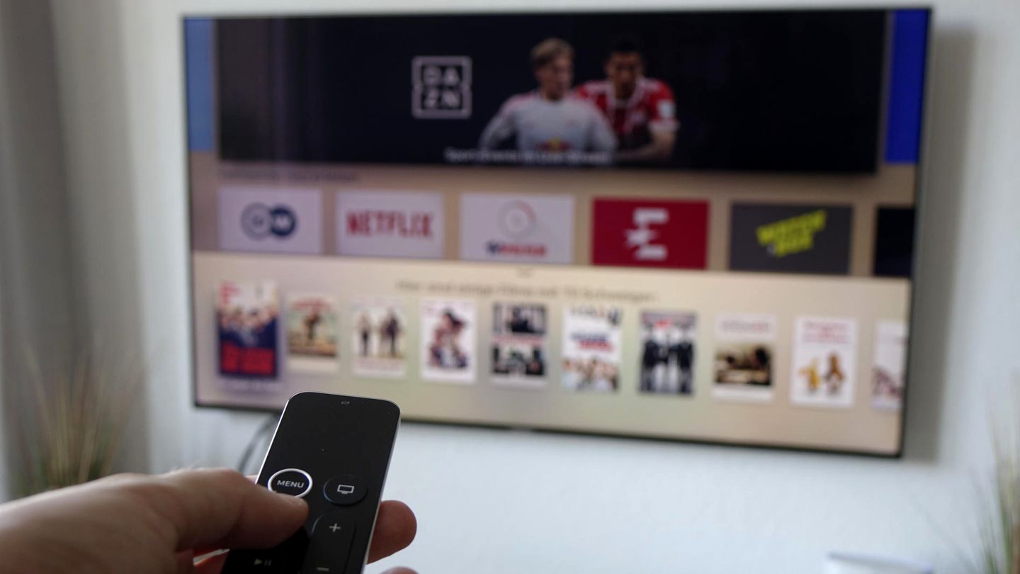 Die Siri-Remote hat nun einen weißen Ring. Im Hintergrund zu sehen der App Store des Apple TV 4K.