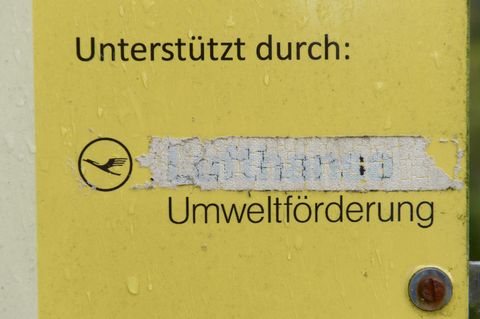 An einem Schild des Kranich-Informationszentrum in Groß Mohrdorf (Mecklenburg-Vorpommern) ist der Name der Firma Lufthansa schon überklebt.