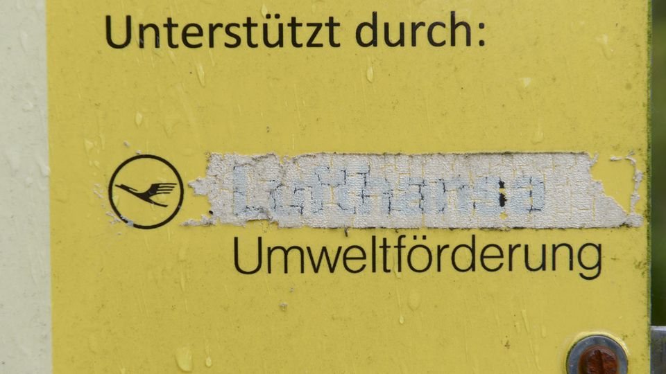 An einem Schild des Kranich-Informationszentrum in Groß Mohrdorf (Mecklenburg-Vorpommern) ist der Name der Firma Lufthansa schon überklebt.