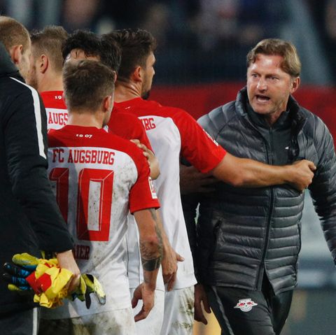 War nach Abpfiff sauer auf Daniel Baier (Rückennummer 10): RB-Leipzig-Coach Ralph Hasenhüttl (r.)