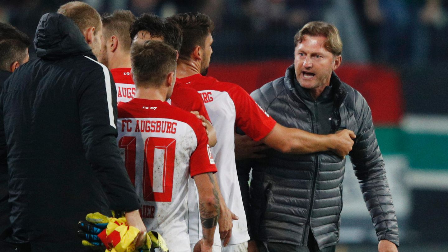 War nach Abpfiff sauer auf Daniel Baier (Rückennummer 10): RB-Leipzig-Coach Ralph Hasenhüttl (r.)