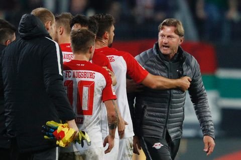War nach Abpfiff sauer auf Daniel Baier (Rückennummer 10): RB-Leipzig-Coach Ralph Hasenhüttl (r.)