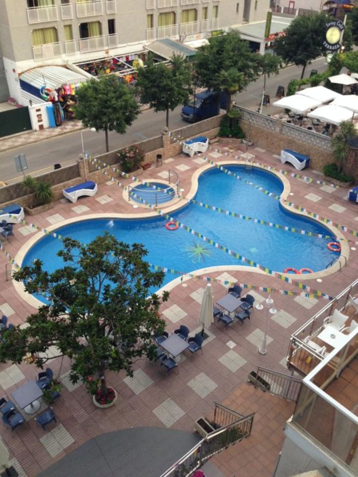 Userin Sarah  über einen gut bestückten Pool-Bereich  "Der Pool-Bereich war zwar ein wenig klein aber sonst ganz okay, jedoch finde ich es fraglich, einen Pool in Penis-Form in einem Hotel zu haben, in dem auch Kinder Urlaub machen können." 