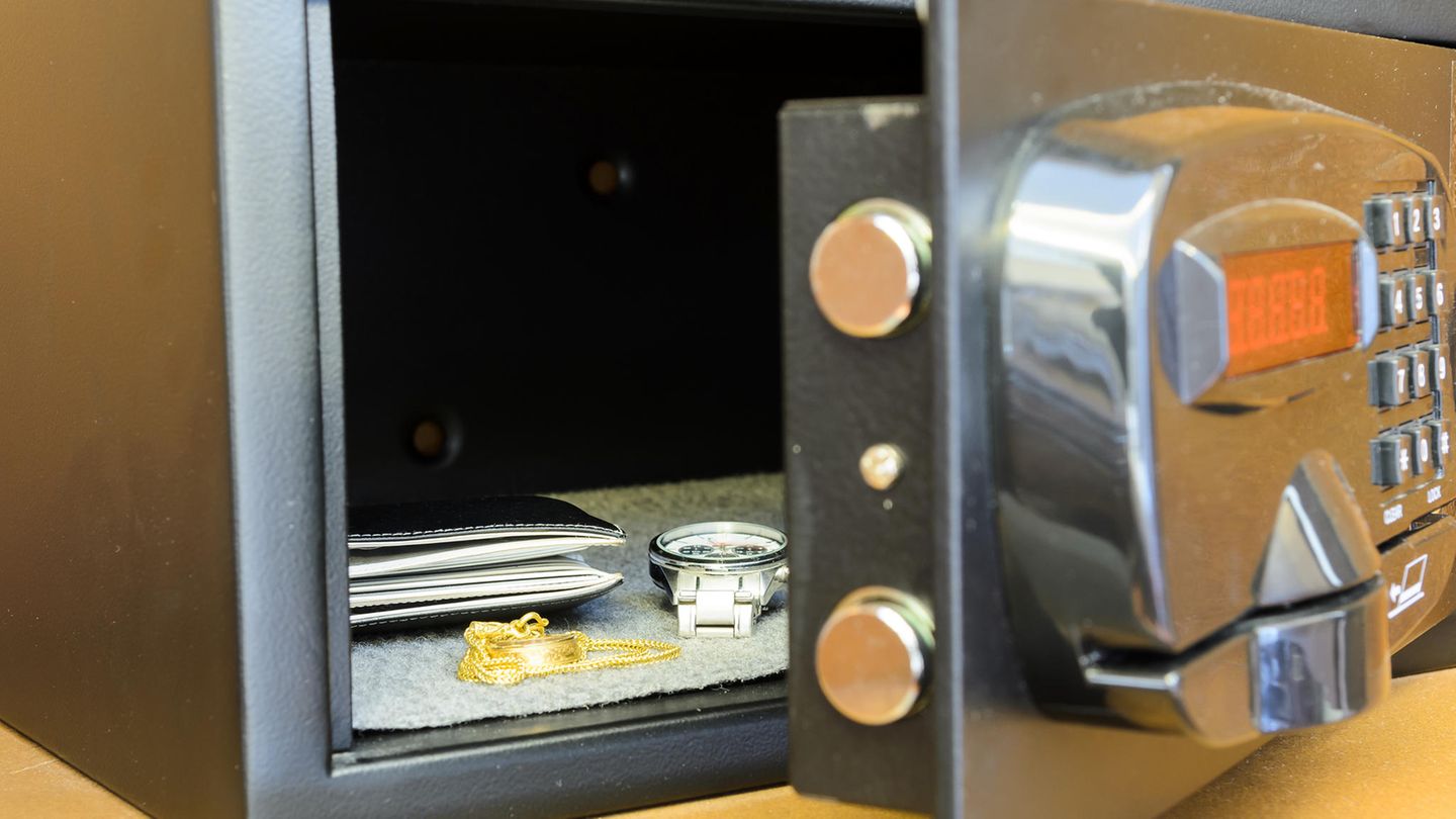 Holidaycheck: Userin Moni über einen Tresor zum Mitnehmen "Mein Mann kniete sich hin und wollte den Safe öffnen, konnte sich dann aber mit dem Safe hinstellen, da dieser überhaupt nicht befestigt war. Diesen Anblick muss man sich vorstellen, es kam zum einzigen Lachanfall dieses Tages." Userin Moni über einen Tresor zum Mitnehmen "Mein Mann kniete sich hin und wollte den Safe öffnen, konnte sich dann aber mit dem Safe hinstellen, da dieser überhaupt nicht befestigt war. Diesen Anblick muss man sich vorstellen, es kam zum einzigen Lachanfall dieses Tages."