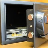 Userin Moni  über einen Tresor zum Mitnehmen   "Mein Mann kniete sich hin und wollte den Safe öffnen, konnte sich dann aber mit dem Safe hinstellen, da dieser überhaupt nicht befestigt war. Diesen Anblick muss man sich vorstellen, es kam zum einzigen Lachanfall dieses Tages." 