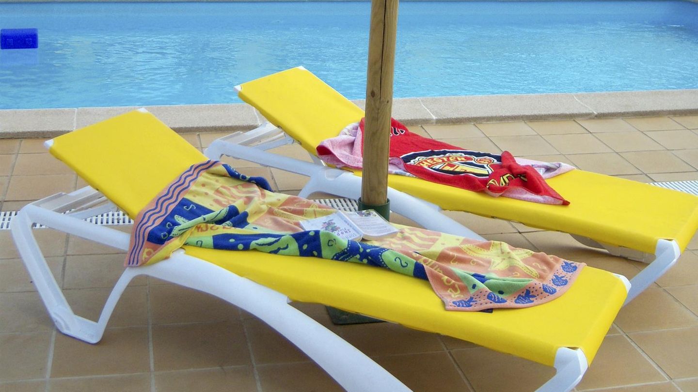 Petra & Manfred über den Stressfaktor Sonnenliege   "Wenn man morgens wach wurde, war nicht der erste Gang aufs Klo, sondern runter zum Strand, um noch eine Liege zu ergattern. Ich habe mir drei Mal einen Sonnenschirm irgendwo vom Nachbarn geklaut. Es ging nicht anders." 