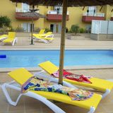 Petra & Manfred über den Stressfaktor Sonnenliege   "Wenn man morgens wach wurde, war nicht der erste Gang aufs Klo, sondern runter zum Strand, um noch eine Liege zu ergattern. Ich habe mir drei Mal einen Sonnenschirm irgendwo vom Nachbarn geklaut. Es ging nicht anders." 