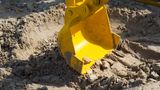 Userin Tina über einen Schildbürger-Streich   "Ein schöner Anblick war auch der Bagger, der mit einem Kipplaster gemeinsam das Volleyballfeld mit neuem, schönem Sand ausgestattet hat. Der fassungslose Lachanfall kam zwei Tage später. Da kamen Bagger und Laster zurück und haben den Sand wieder abgeholt."