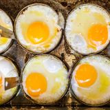 Userin Jenny über den Kampf um Spiegeleier  "Es wird auch immer recht schnell nachgefüllt. Doch wenn die Engländer schneller sind als du, hast du das Nachsehen. Und sie sind es. Engländer sind verdammt schnell, wenn es um frisch gebratene Spiegeleier geht. Und hauen sich dann schon mal zehn Stück auf den Teller, um davon maximal drei zu essen. Aber haben ist besser als brauchen – das hat die Queen schon gesagt!" 