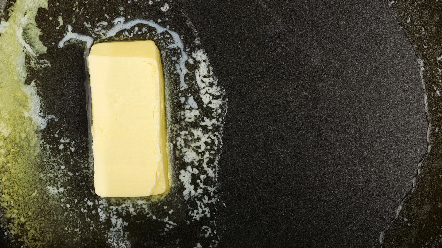 Butter schmilzt in einer Pfanne.