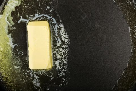 Butter schmilzt in einer Pfanne.