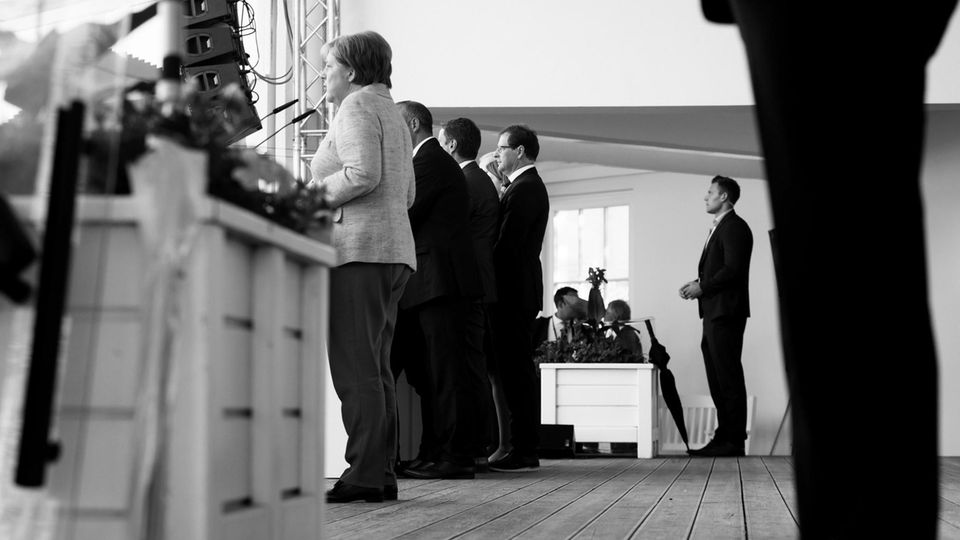 Bundestagswahl 2017: Meistens stehen noch ein paar Herren auf der Bühne, die auch ans Licht wollen. Oder in den Bundestag. Mit denen führt sie dann eine kurze Diskussion am CDU-Tresen Meistens stehen noch ein paar Herren auf der Bühne, die auch ans Licht wollen. Oder in den Bundestag. Mit denen führt sie dann eine kurze Diskussion am CDU-Tresen