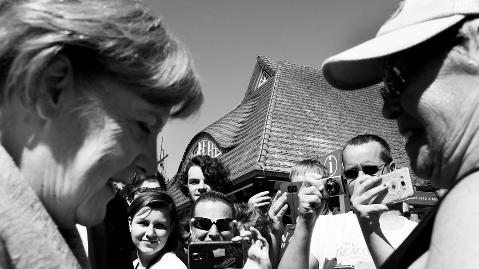 Bundestagswahl 2017: Bad in der Menge bei der Ankunft von Angela Merkel für einen Wahlkampfauftritt in Zingst Bad in der Menge bei der Ankunft von Angela Merkel für einen Wahlkampfauftritt in Zingst