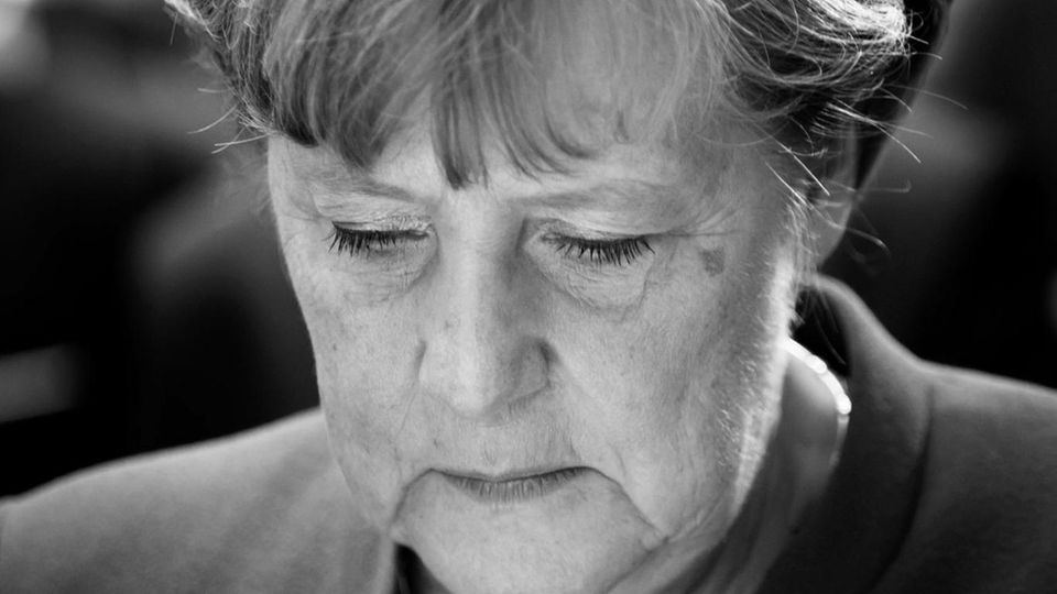 Bundestagswahl 2017: Sie denkt gern lange nach. Merkel ist keine, die morgens ins Büro kommt und sagt: "Ich hab da mal so 'ne spontane Idee" Sie denkt gern lange nach. Merkel ist keine, die morgens ins Büro kommt und sagt: "Ich hab da mal so 'ne spontane Idee"