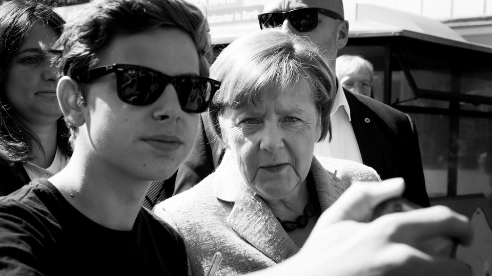Bundestagswahl 2017: Vor vier Jahren, sagt Merkel, sei sie nur um Autogramme gebeten worden. Jetzt nur noch um Selfies. Auch gut Vor vier Jahren, sagt Merkel, sei sie nur um Autogramme gebeten worden. Jetzt nur noch um Selfies. Auch gut