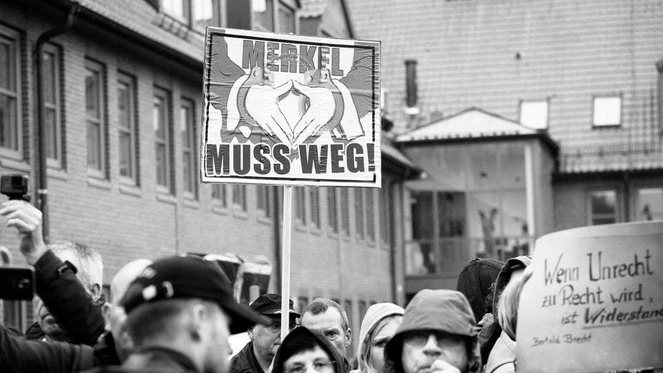 Bundestagswahl 2017: Die einen lieben ihre Raute. Andere, wie hier in Wolgast, finden, dass sie wegmuss. Merkel findet: Das ist gelebte Demokratie! Sie weiß ja noch, wie es früher war – im Osten Die einen lieben ihre Raute. Andere, wie hier in Wolgast, finden, dass sie wegmuss. Merkel findet: Das ist gelebte Demokratie! Sie weiß ja noch, wie es früher war – im Osten