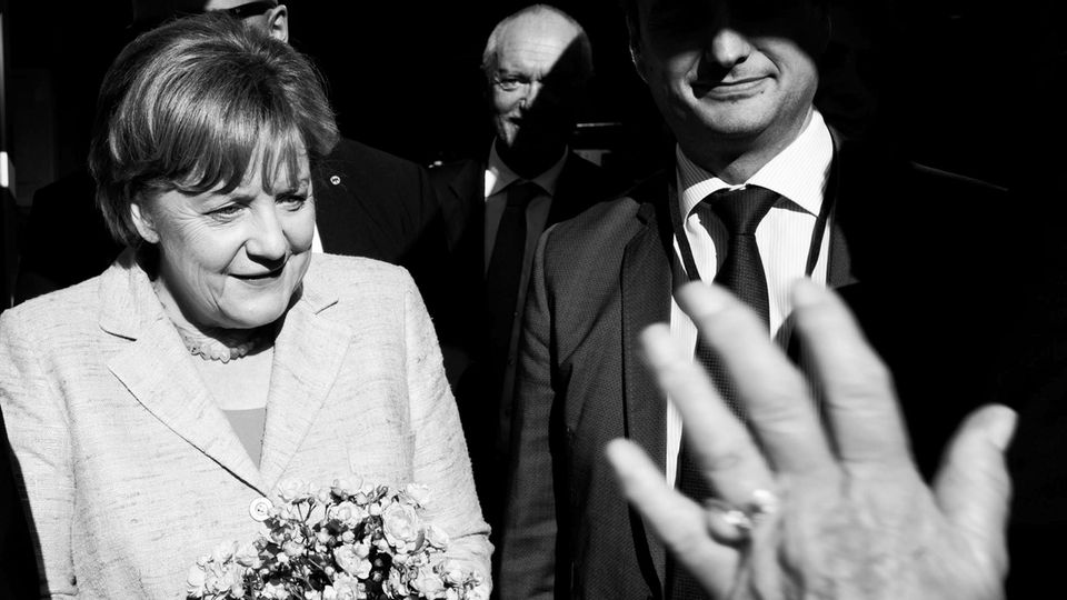 Bundestagswahl 2017: Angela Merkle wird in Kühlungsborn von einer Bürgerin begrüßt, die ihr schnell einen Strauß Blumen aus dem Garten geholt hatte Angela Merkle wird in Kühlungsborn von einer Bürgerin begrüßt, die ihr schnell einen Strauß Blumen aus dem Garten geholt hatte