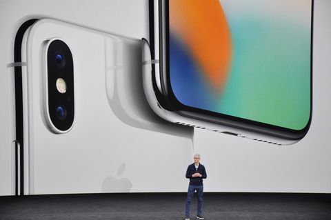 Apple-Chef Tim Cook stellt auf der Bühne das neue iPhone X vor