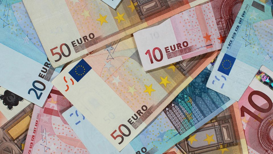 Geldscheine für 10, 20 und 50 Euro liegen ausgebreitet auf einer Fläche