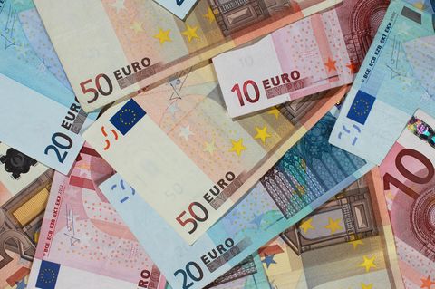 Geldscheine für 10, 20 und 50 Euro liegen ausgebreitet auf einer Fläche